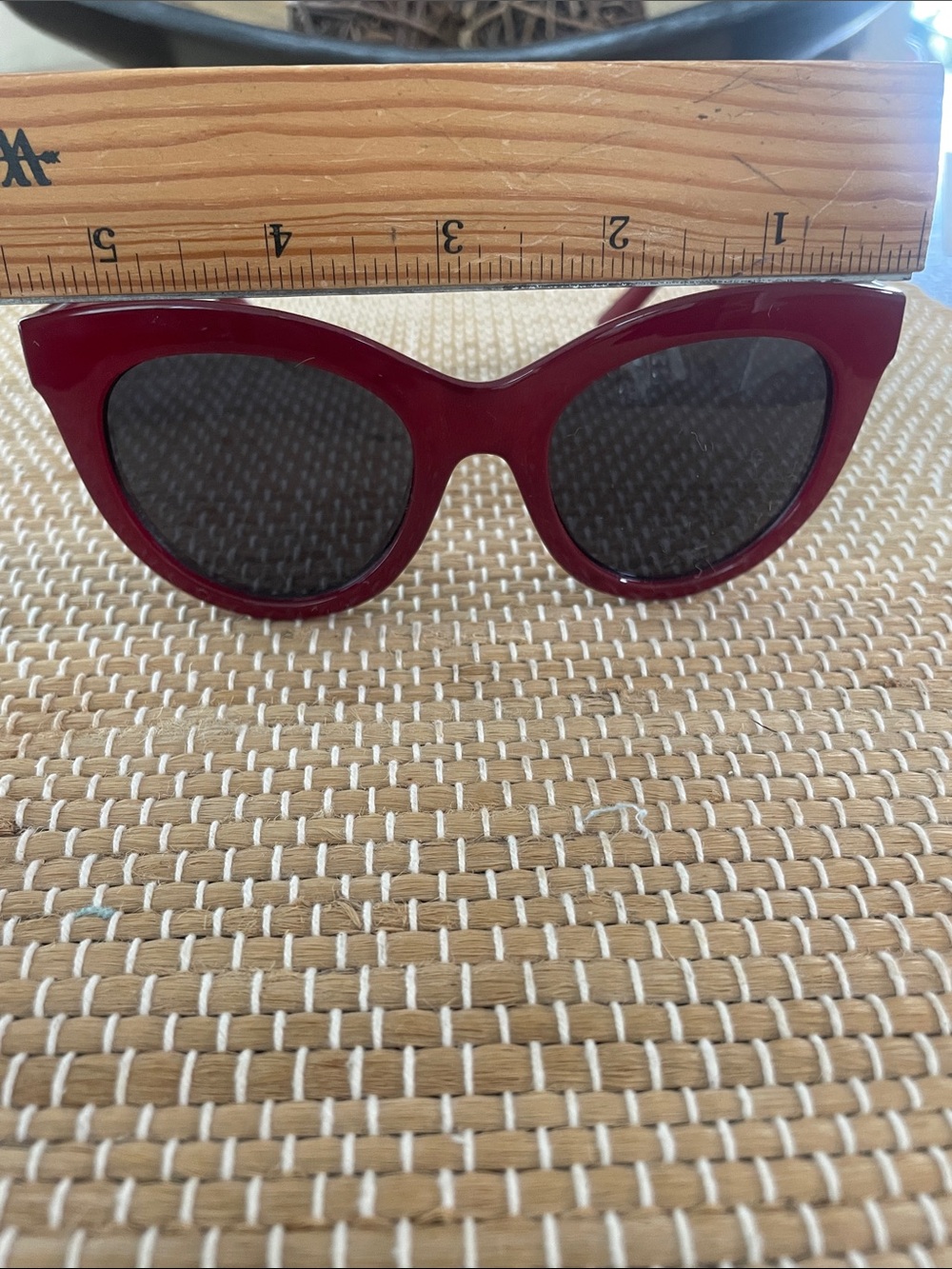Stylish Women's Red Cat-Eye Sunglasses - Picture 4 of 6